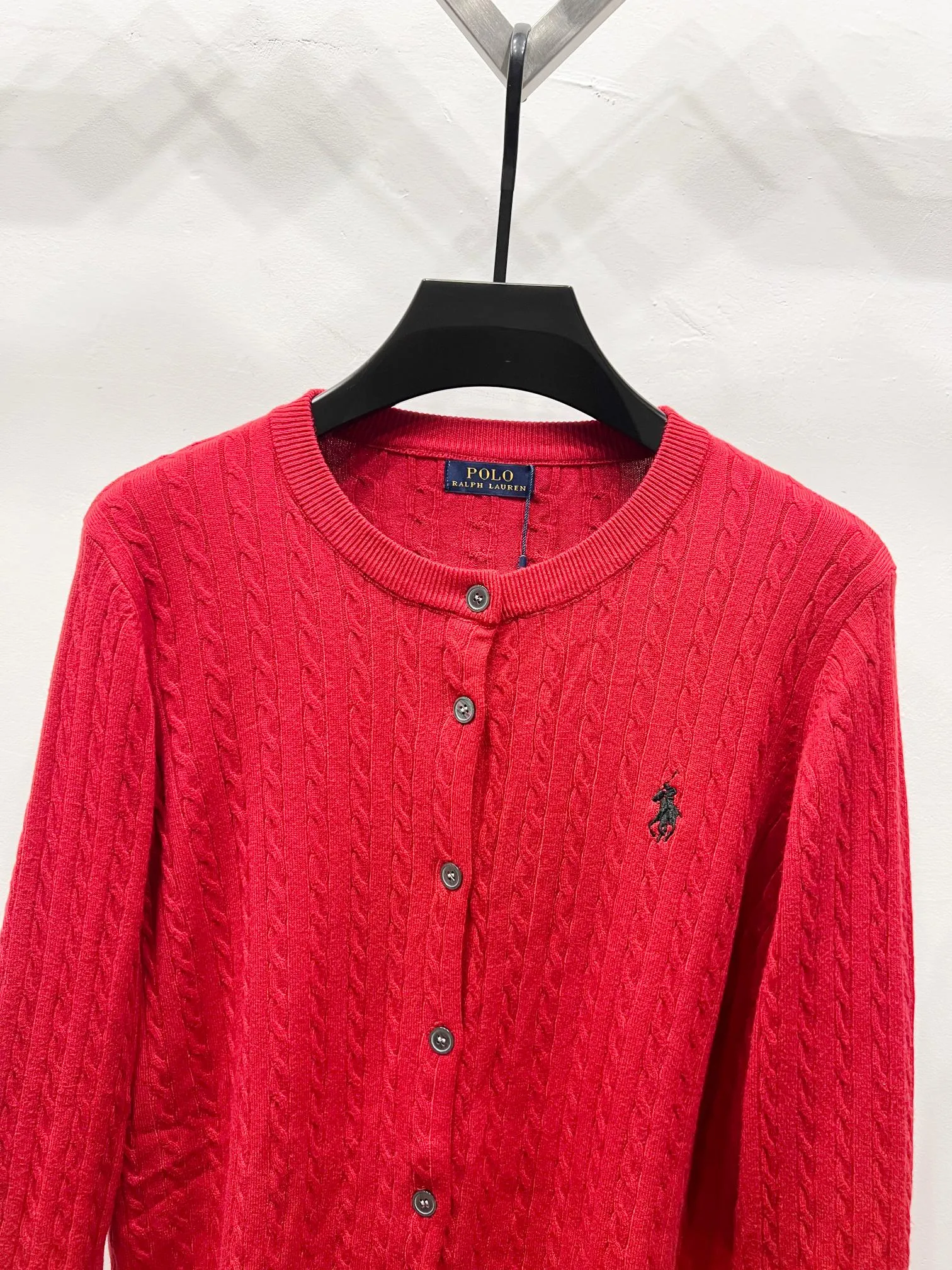 P180 Style number: (Q059) Ralph Lauren classic round neck solid color pony embroidered logo knitted cardigan long sleeves Ralph Lauren classic basic versatile twist knitted cardigan long sleeves Main supply platform live broadcast Wholesale entities Replenish when out of stock Not removed from the shelves Quality 1:1 version Complete three labels Correct version of pony logo Imported quality cotton yarn Focus on high-end Cost-effective Good quality Needless to say Zhao Lusi's same style is really amazing. It's so sweet. I'm so pretty. This cardigan is really good-looking. The upper body is simple and easy to wear. It's a must-have for goddess ootd. Good-looking clothes are never picky. A must-have in the wardrobe of goddesses. Size: S-XL. Color: black, apricot, gray, navy blue, red, white.